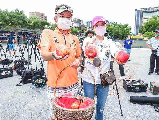 孙鹏和狄莺特地回龙山寺还愿。（粘耿豪摄）