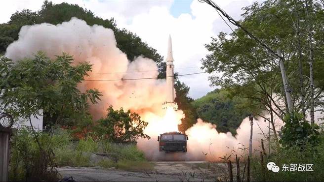中共東部戰區火箭軍試射彈道導彈，中共軍方稱全部精準命中目標。（圖／共軍東部戰區）
