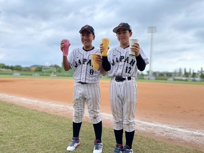 陈伟殷跨海送饮料期勉日本小球员不要因为输球而失去对棒球的热情。（毛琬婷摄）