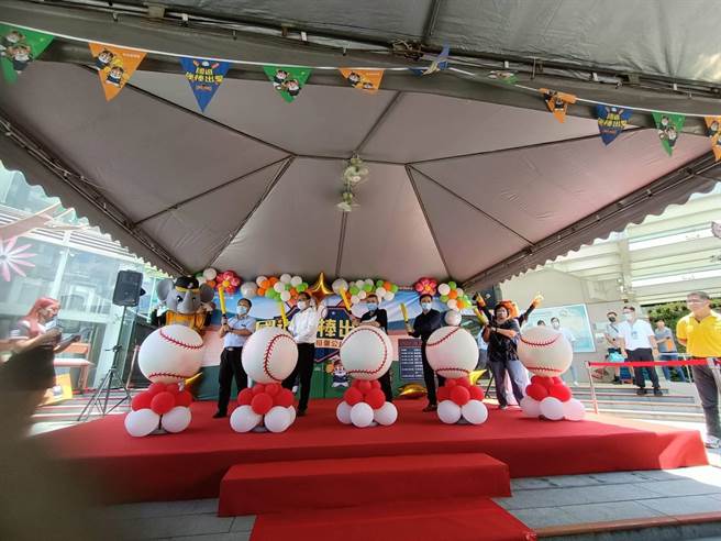 「國道強棒出擊 揪您一起做公益」活動5日在泰安服務區舉行。（陳淑娥攝）