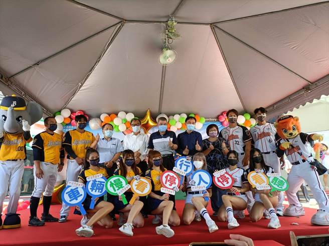 「國道強棒出擊 揪您一起做公益」活動5日在泰安服務區舉行。（陳淑娥攝）