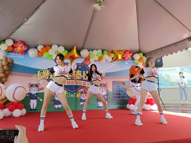 開幕式由統一7-ELEVEn獅隊Uni girls以及吉祥物萊恩精彩舞蹈揭序幕。（陳淑娥攝）