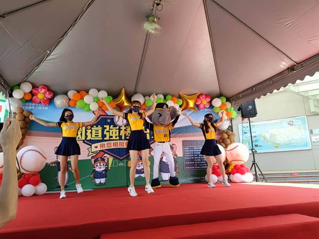 開幕式由中信兄弟PS女孩啦啦隊，以及吉祥物小翔精彩舞蹈揭序幕。（陳淑娥攝）