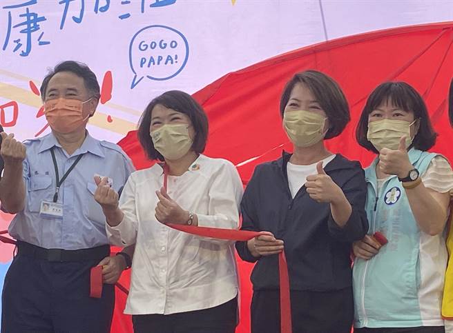 嘉義市黃敏惠（左二）鼓勵男士善用免費癌篩顧好健康。（廖素慧攝）