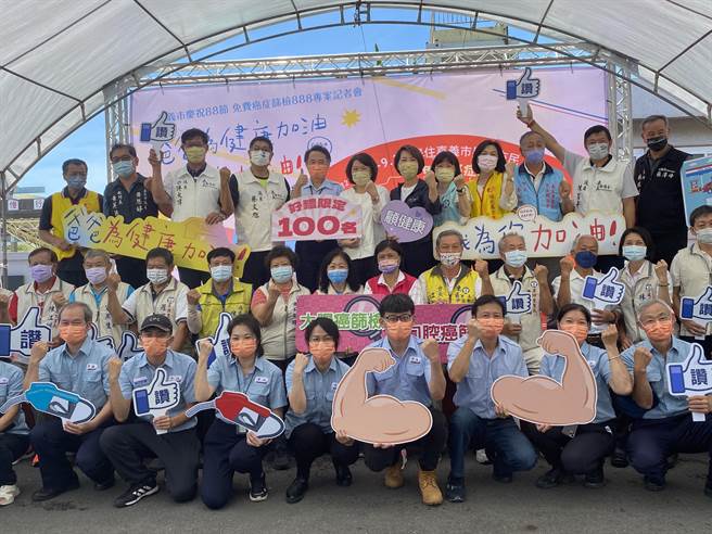 嘉義市政府與中油合作，在加油站宣導男士免費癌篩。（廖素慧攝）