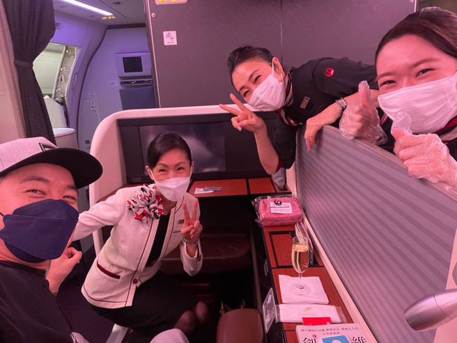 知名部落客高睿腾（Reton）分享惊险的转机经验，并表示日航的态度跟应对方式，让他感动到起鸡皮疙瘩。（图／翻摄自脸书Reton 高睿腾）