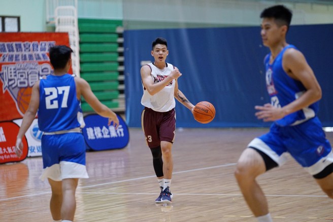 谷毛唯嘉(中)在场上指挥队友。(台钢猎鹰提供)