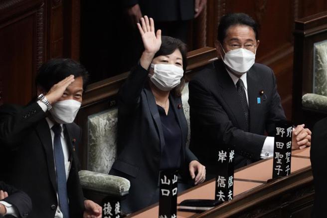 日媒報導，傳出岸田文雄（右）已向幾位自民黨幹部表達，有意最快8月10日進行內閣及自民黨黨務主管人事改組。（圖／美聯社）