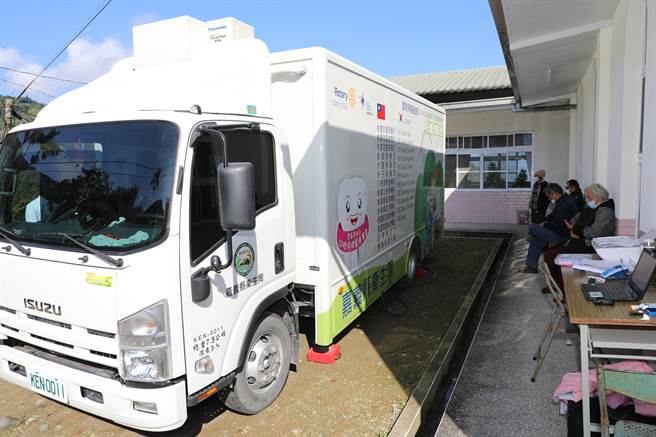 嘉义县口腔保健医疗专车重启，到阿里山偏乡服务。（嘉义县政府提供／廖素慧嘉县传真）