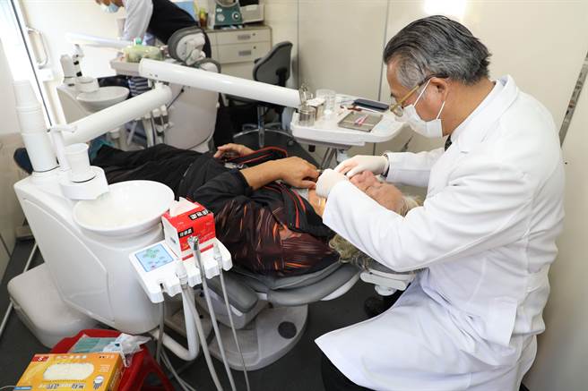 嘉义县口腔医疗保健专车开到阿里山偏乡，医师为长者诊治口腔。（ 嘉义县政府提供／廖素慧嘉县传真）