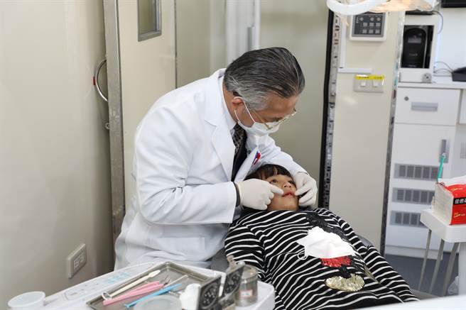 嘉义县口腔医疗保健专车开到阿里山偏乡，为孩童诊治口腔。（嘉义县政府提供／廖素慧嘉县传真）