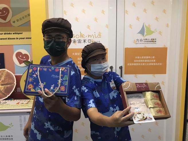 方舟就业服务协会今年推出高贵不贵的低价礼盒组「啡旺不可礼盒」，让所有人几乎买得起，内装有3入凤梨酥加上5入滤挂咖啡包，只要280元就可送出一份精美礼品。（林雅惠摄）