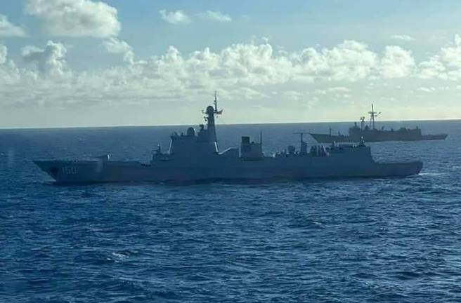 有民眾爆料，高雄港外海拍攝到我中華民國成功級巡防艦（後方），「跟監」共軍052C長春艦（前方）。（記者爆料網提供）