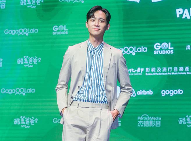 邱木翰人高马大，在剧中却要小鸟依人。（粘耿豪摄）