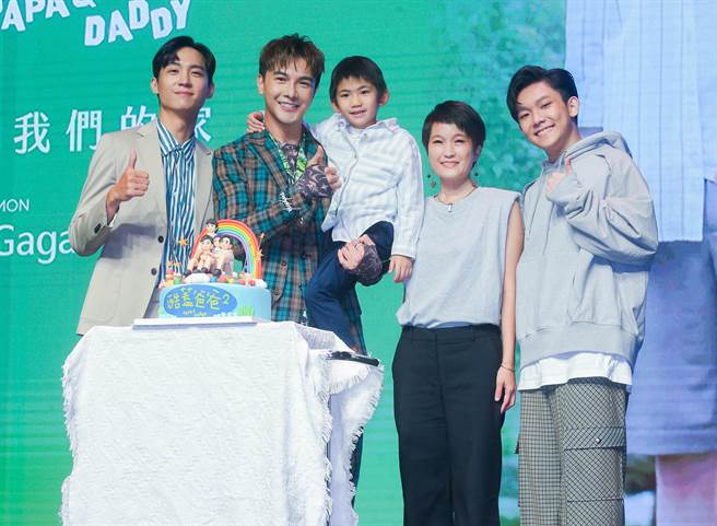《酷盖爸爸》的上架时间适逢8月8号父亲节，剧中演员一起欢庆父亲节。（粘耿豪摄）