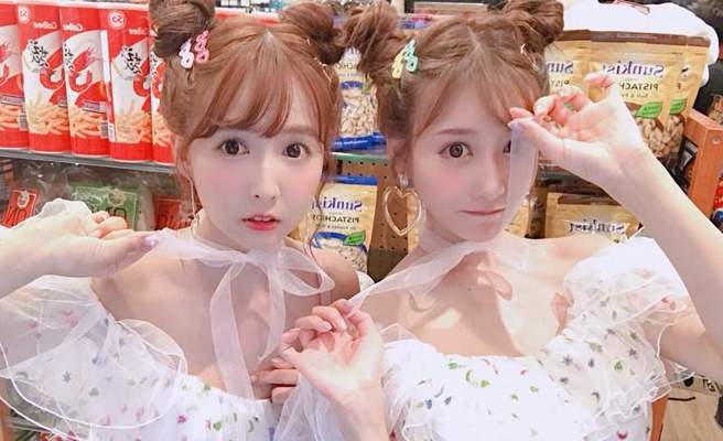 三上悠亚(左)和明日花绮罗(右)情同姊妹，还曾一起约去关岛拍摄工作。(图/三上悠亚 IG)