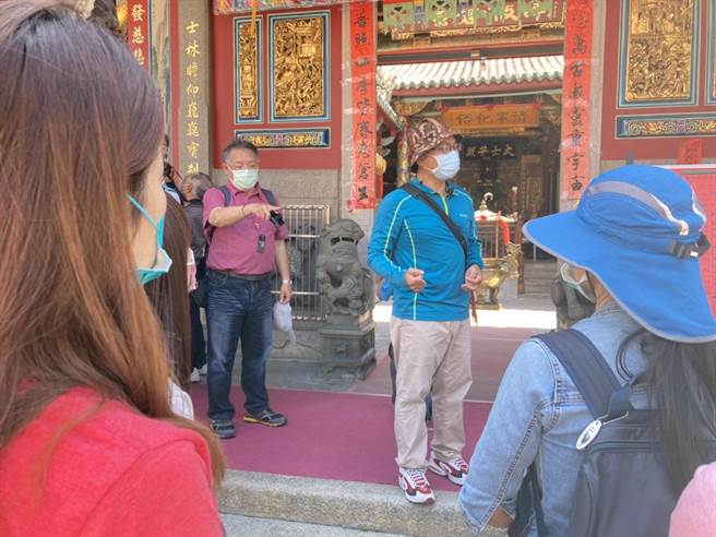 文史類得獎者王陸森帶領學員進行古蹟巡禮，為參與者導覽解說課程。（台中市客委會提供／陳淑娥台中傳真）