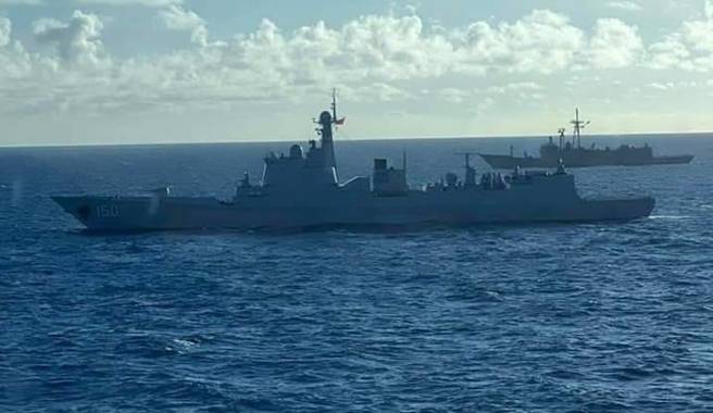 有民眾拍到，我成功級巡防艦（後）在高雄港外海跟監共軍長春艦（前）。（記者爆料網提供）
