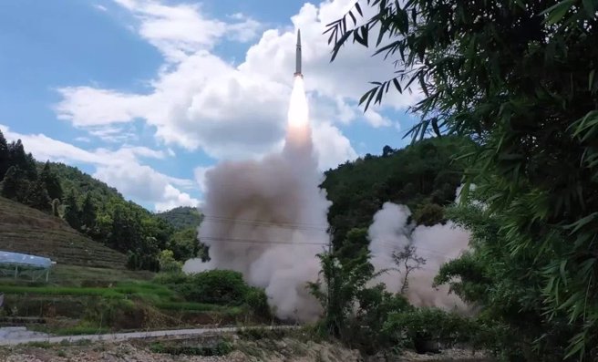 大陆军演首日共发射了11枚导弹，发射时间从4日下午1点多到4点为止。（图／取自东部战区微博）