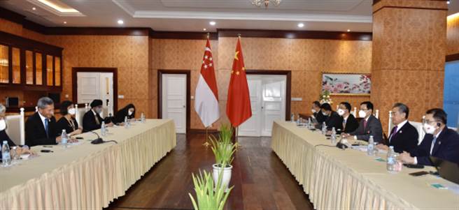 中国外长王毅昨日会晤新加坡外长维文。(中国外交部)