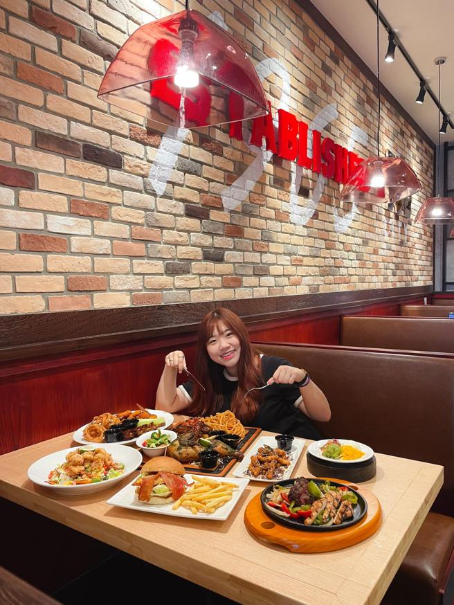 SKM Park Outlets开幕南台湾第一间全新店型「FRIDAYS 2.0全新概念店」TGI FRIDAYS，消费1200元送猪肋排。（SKM Park提供）