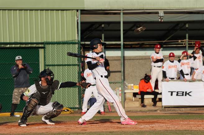 阿翔参与闪亮之星棒球队，PK超级王牌棒球队。（巨宸、民视提供）