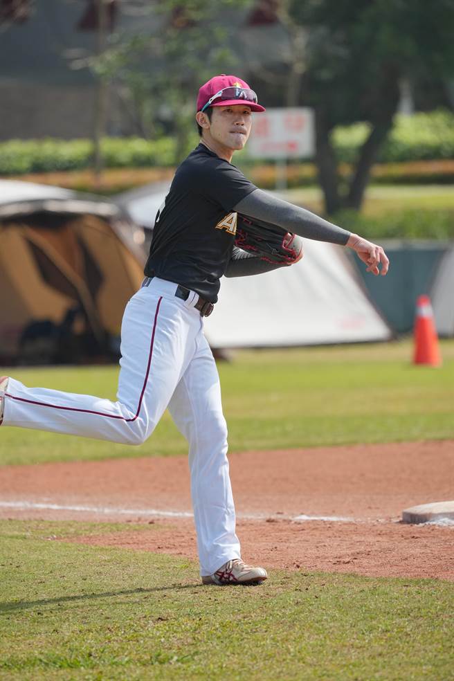 《超级王牌棒球队》惊见《全明星》梅贤治。（巨宸、民视提供）