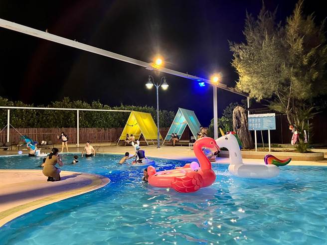 星光泳池改成每日开放，让暑期住客都能享受夜晚星空作伴的泳池派对。（《向海那漾》提供／陈淑娥台中传真）