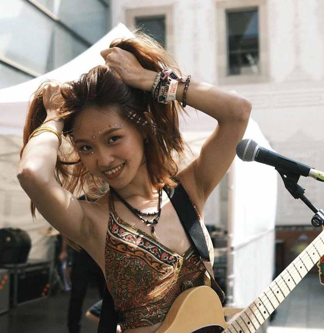 LÜCY将于将于周六下五三点于Vans格局大开街头潮流音乐派对中演出。（摘自LÜCY IG）