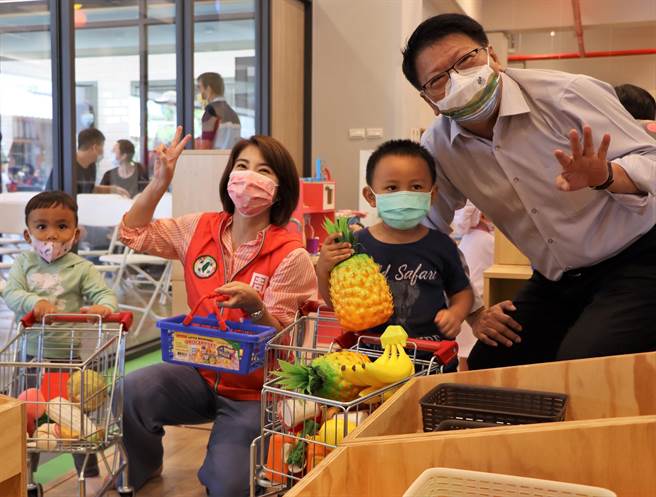 恒春社会福利综合馆5日盛大开幕，小朋友在大型游戏室玩得不亦乐乎，长辈在好食间畅聊交友，每个人都找到自带归属感的小天地。（谢佳潾摄）