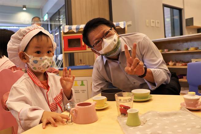 恒春社会福利综合馆5日盛大开幕，小朋友在大型游戏室玩得不亦乐乎，长辈在好食间畅聊交友，每个人都找到自带归属感的小天地。（谢佳潾摄）