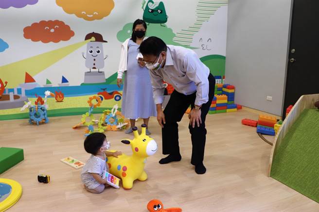 恒春社会福利综合馆5日盛大开幕，小朋友在大型游戏室玩得不亦乐乎，长辈在好食间畅聊交友，每个人都找到自带归属感的小天地。（谢佳潾摄）