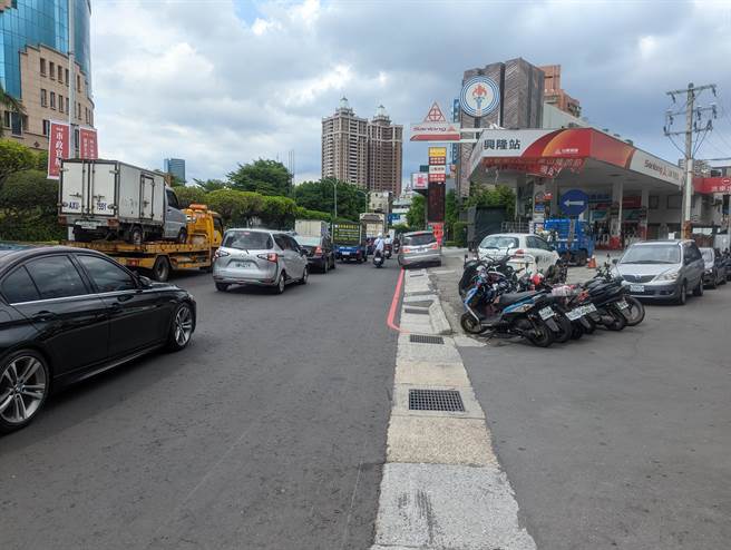 新北市三重区重新路五段628号附近，由于该处人行道设计不佳，迫使行人必须走到车道路肩与车争道，日前有名老妇人买完菜拖着菜篮行经该处时，不慎遭公车从后方擦撞。(黄敬文摄)