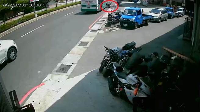 这起车祸发生在7月31日早上10时21分，73岁的林妇买菜完要回家，在行经该处时被迫行走在车道路肩，结果遭后方的公车不慎擦撞。图中红框为妇人遭公车擦撞处。(民眾提供)