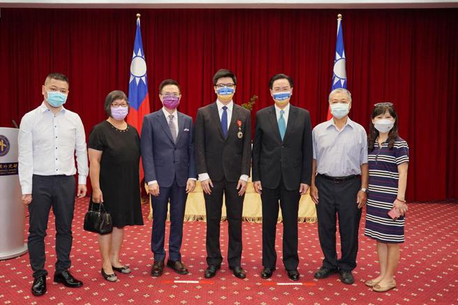 （贸协驻基辅主任徐裕轩（中）获外交部长吴钊燮（右三）亲颁睦谊外交奖章。图／贸协提供）