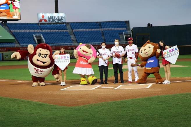 桃园市长郑文灿（右四）与客委会主委杨长镇（右三）今晚赴乐天桃园球场开球，象徵桃市府承接此重要任务。（蔡明亘摄）