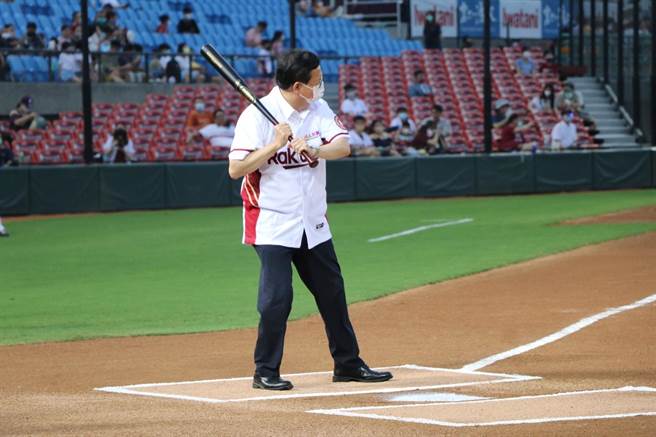 桃园市长郑文灿担任开球嘉宾。（蔡明亘摄）