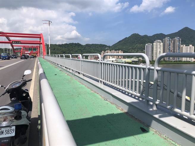 今日早上淡水区关渡桥有名男子被发现在护栏旁逗留，疑似要跳河轻生，路过的民眾发现急忙报案，警消人员到场后连忙安抚，终于成功将人送上救护车带离，避免一场可能发生的憾事。(淡水警分局提供)