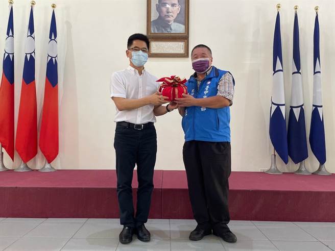 国民党台中市党部主委由顏文正接任，今天举行布达仪式。（国民党台中市党部提供／张亦惠台中传真）