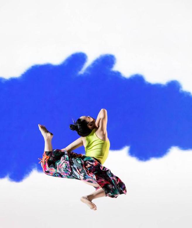  云门舞集2022年将重新启动户外公演，带来艺术总监郑宗龙最新舞作「霞」，希望透过演出激励人心，鼓励台湾民眾面对未来挑战，一起勇敢向前行。
（图/ 中央社）