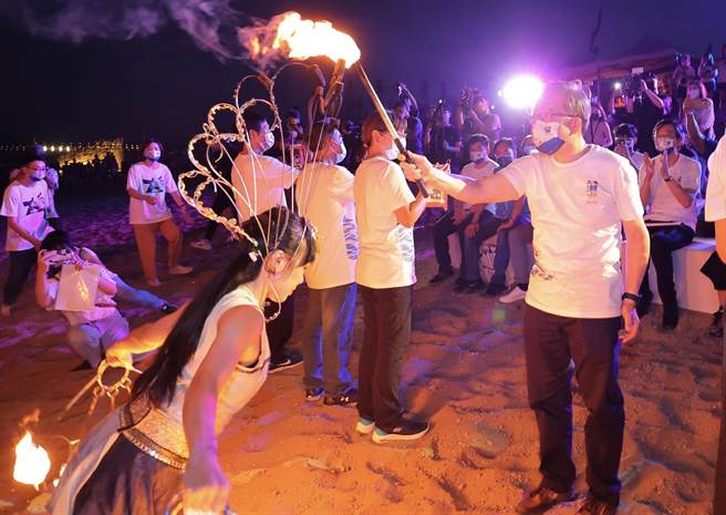 「2022北海夜金闪闪─北海潮与火」今晚在中角湾衝浪基地闪亮登场。（新北市景观处提供）