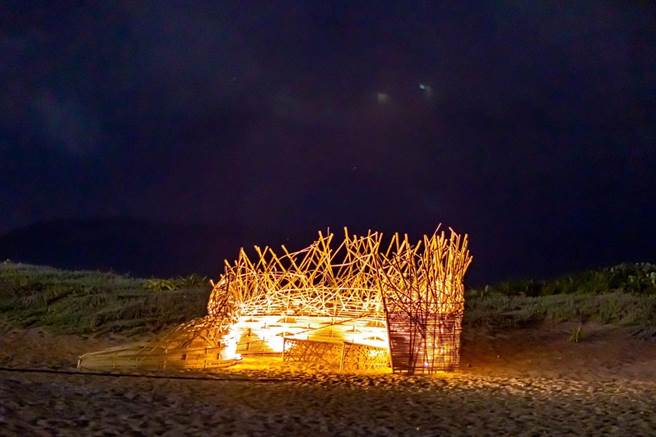 「2022北海夜金闪闪─北海潮与火」光影艺术展至9月4日。（新北市景观处提供）