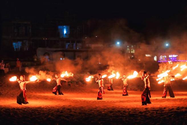 「即将成真」火舞团带来精彩的火舞表演。（新北市景观处提供）