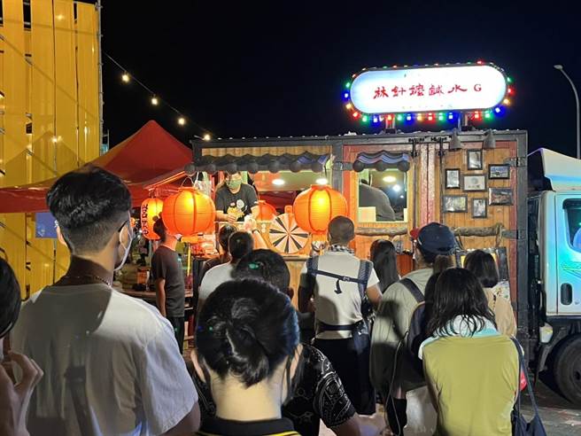 2022金门首场「台金餐车联合市集」今晚在官澳湾口海滨公园开卖，排队美食引人潮。（金门县府观光处提供）