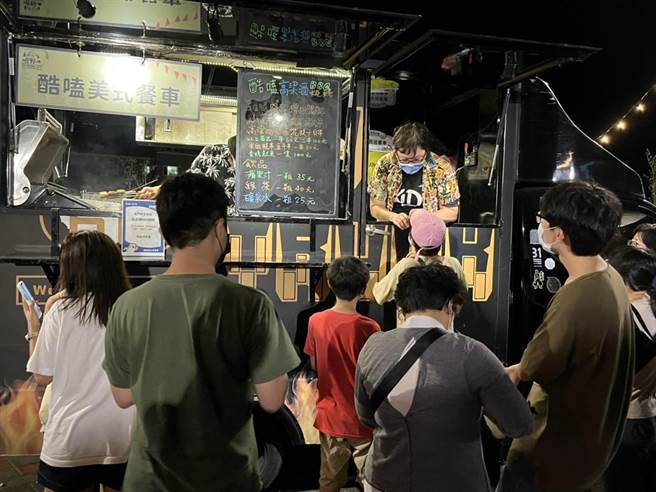 2000多位乡亲和游客蜂拥来到，在美食飘香和微风轻送中，分享看海品尝好口味，海岛东北角限定的新体验。（金门县府观光处提供）