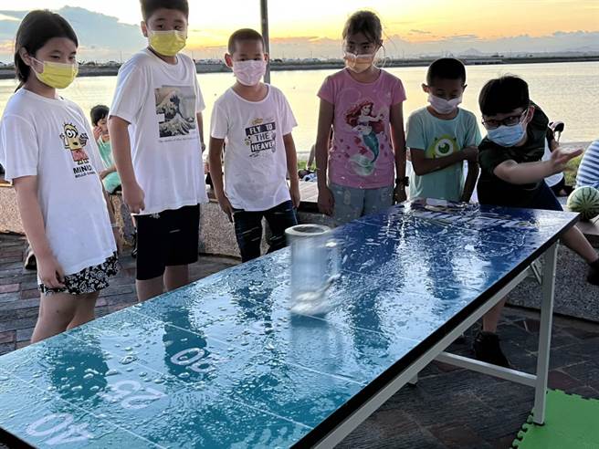 现场也安排多项互动游戏，受到年轻学子的欢迎。（金门县府观光处提供）