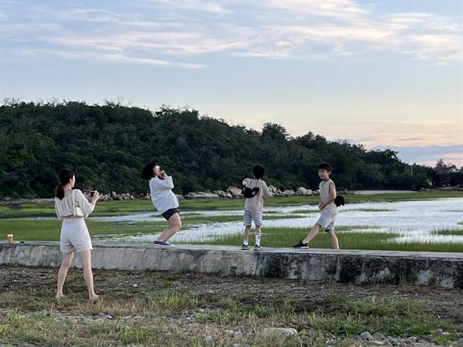 官澳湾口海滨公园风光迷人，最适合全家亲子游。（金门县府观光处提供）