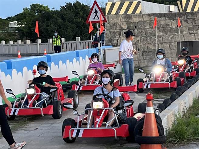现场也安排「卡丁车」等多项游戏，受到大、小朋友的欢迎。（金门县府观光处提供）