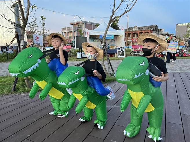 搭上恐龙热潮，小朋友好开心！（金门县府观光处提供）