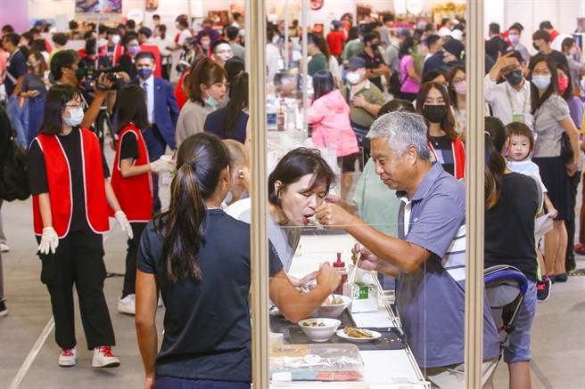 台湾美食展开幕首日，吸引许多民眾前往品尝。（邓博仁摄）